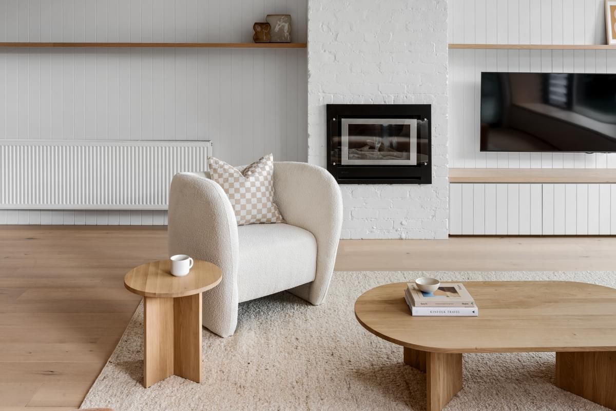 Un intérieur minimaliste se décline en blanc et en tons de bois