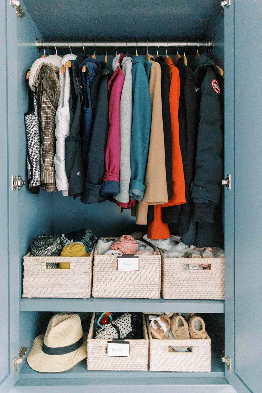 Un placard avec des paniers d'organisation