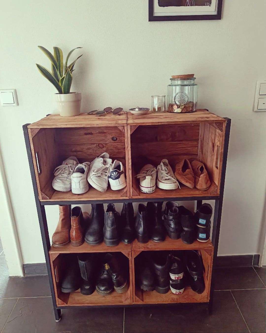 Une étagère à chaussures bricolée à partir de caisses empilées.
