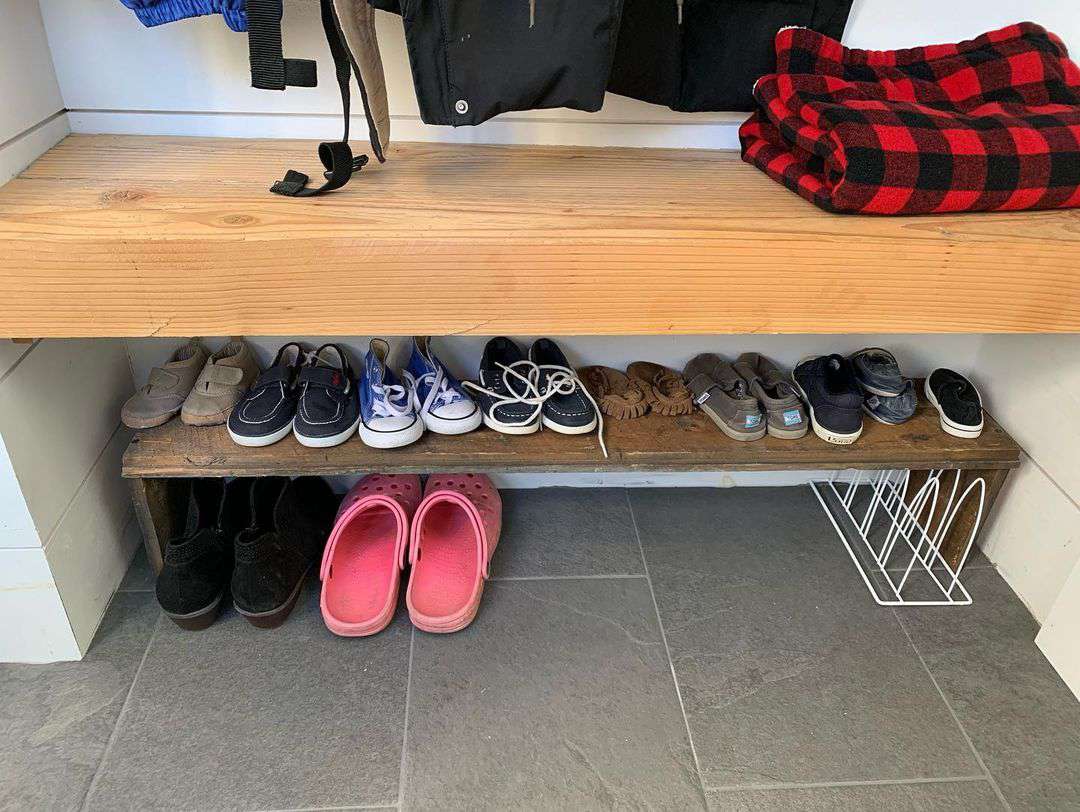 Une étagère à chaussures fabriquée à partir de bois de récupération