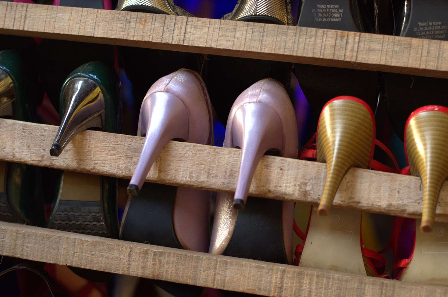 Chaussures à talons hauts suspendues à une palette en bois