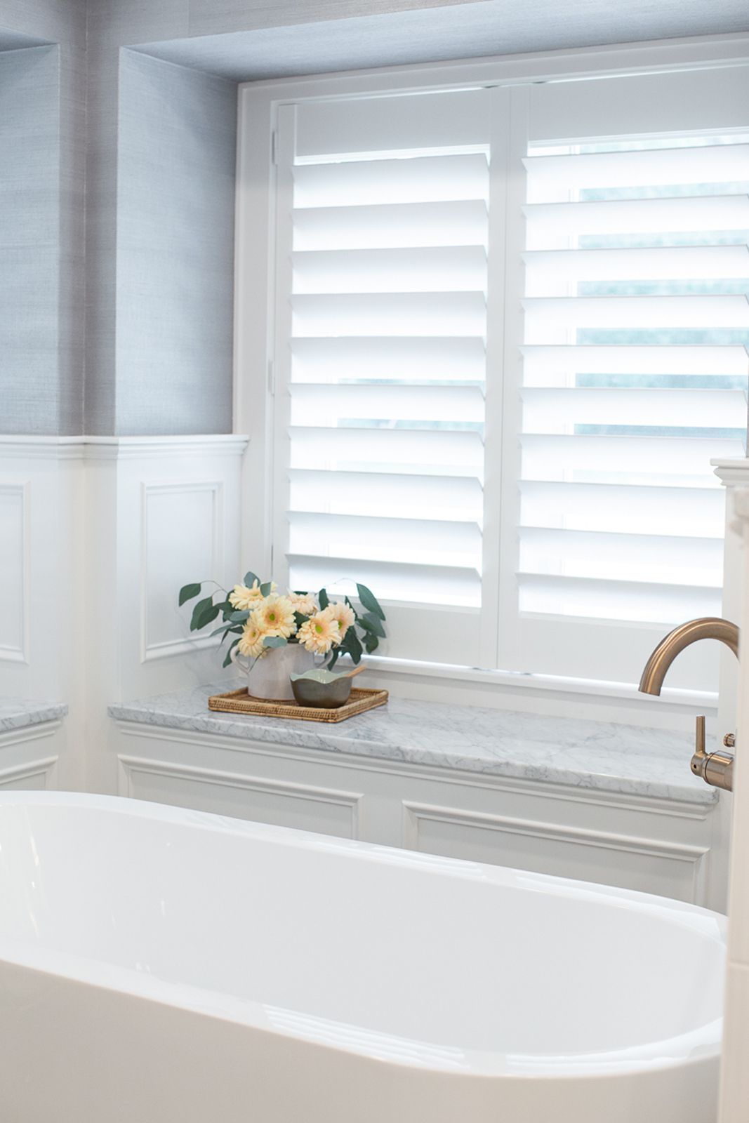 Volets en bois blanc dans une salle de bain 
