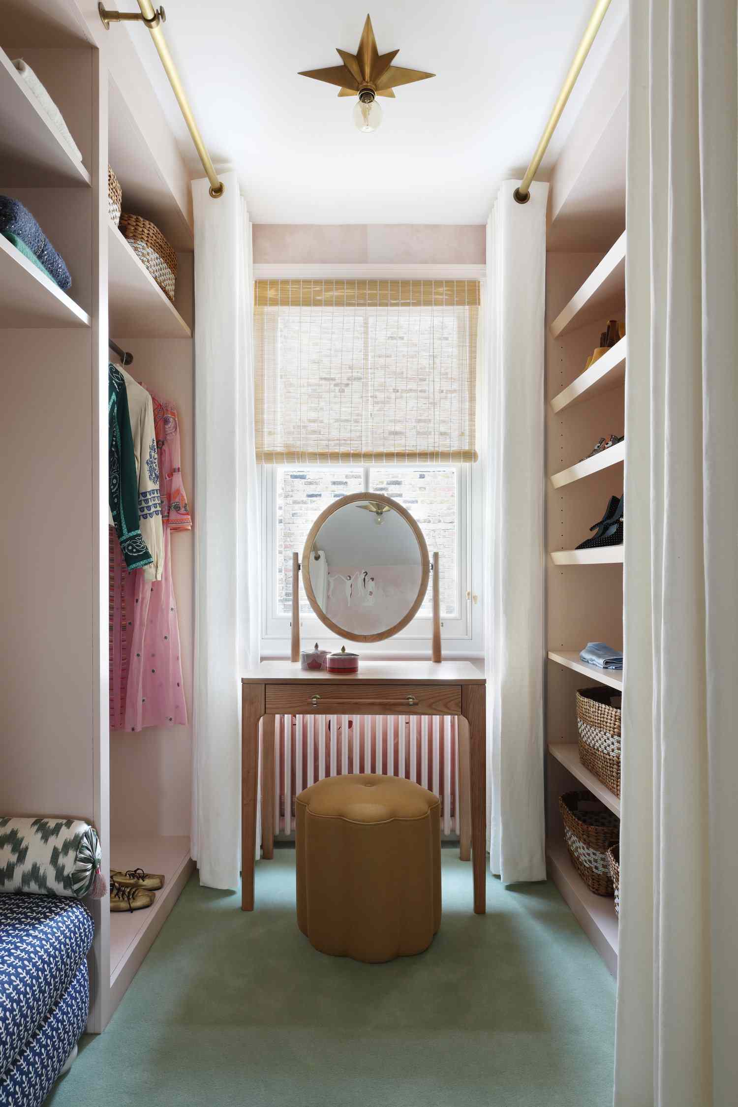 Store en bambou enroulable dans un placard au-dessus d'une table de toilette