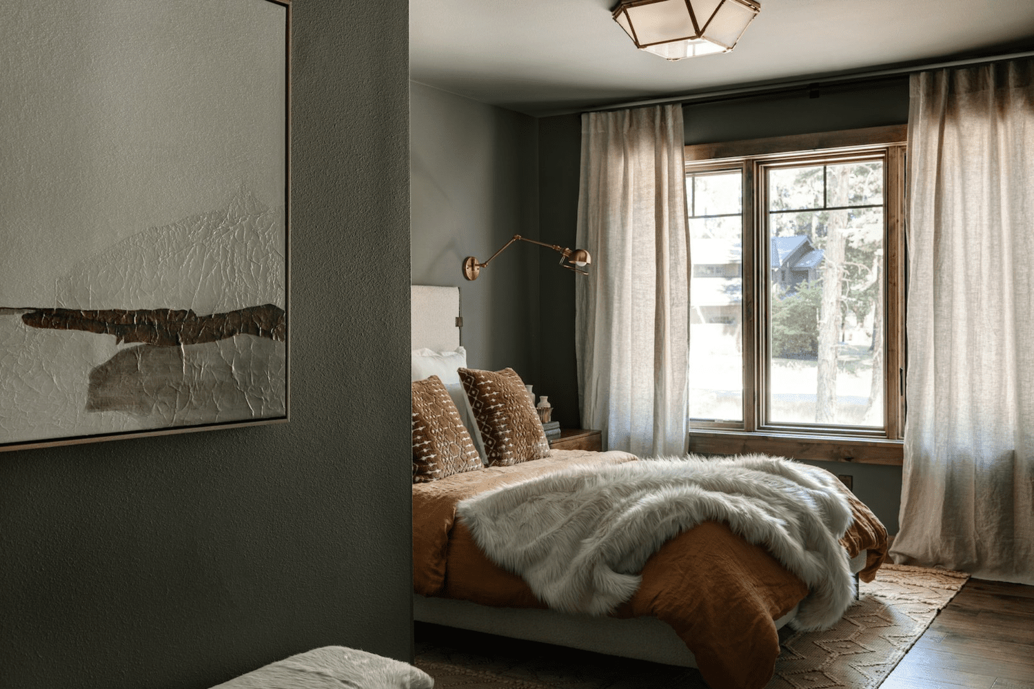 Rideaux en lin beige dans une chambre à coucher moderne aux murs sombres