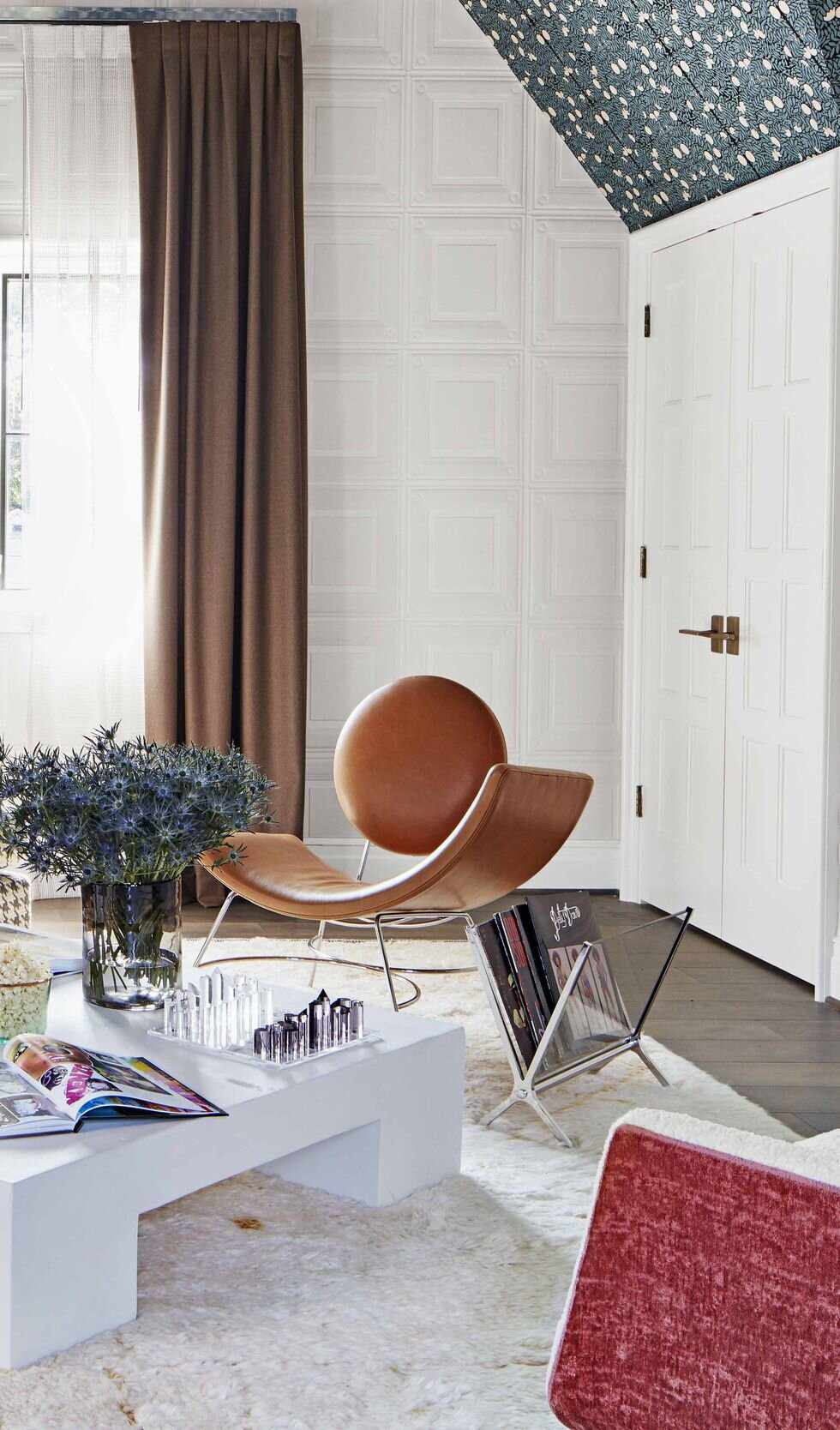 Chambre avec panneau de rideau brun foncé et panneau de rideau transparent et mobilier moderne