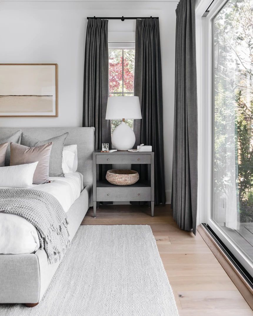 Rideaux gris anthracite dans une chambre à coucher
