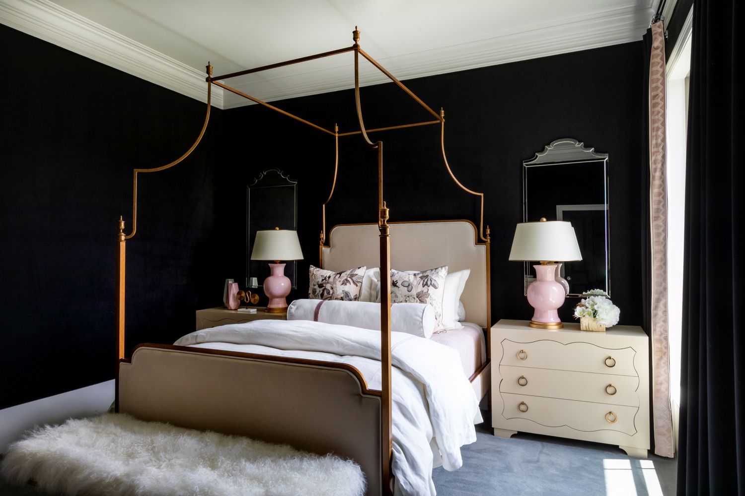 chambre à coucher en noir et blanc avec des éléments glam
