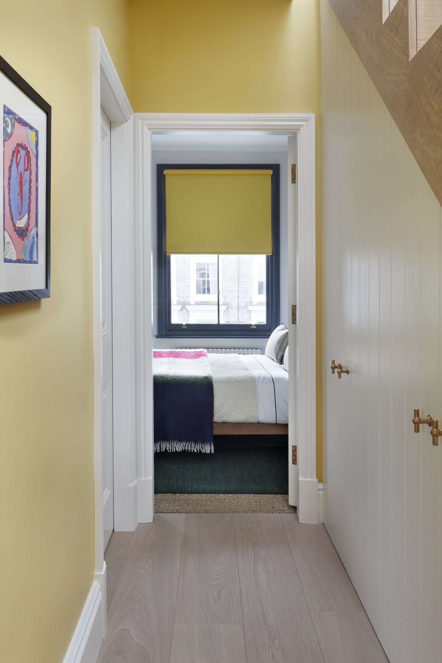 Placards de rangement sous un escalier dans un couloir étroit