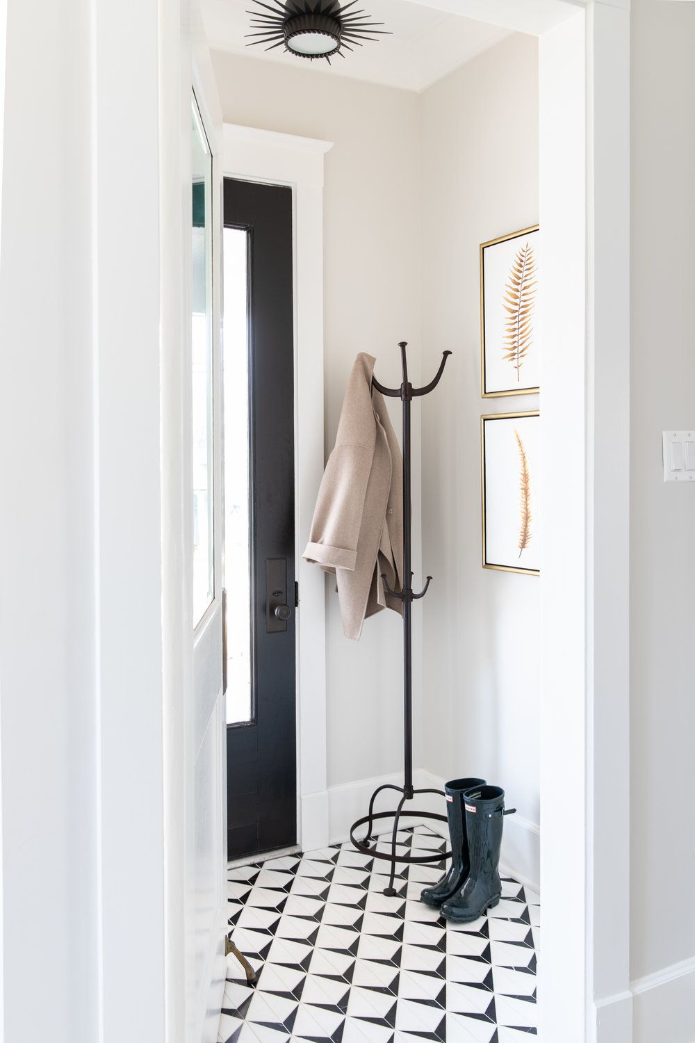 Porte-manteau noir dans un couloir étroit