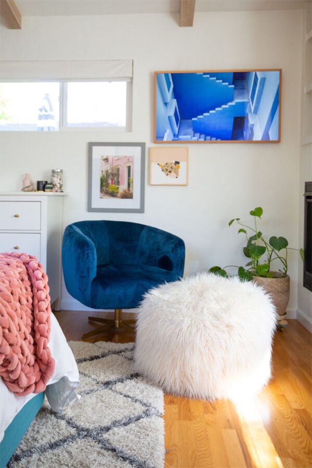 Un pouf en fourrure blanche
