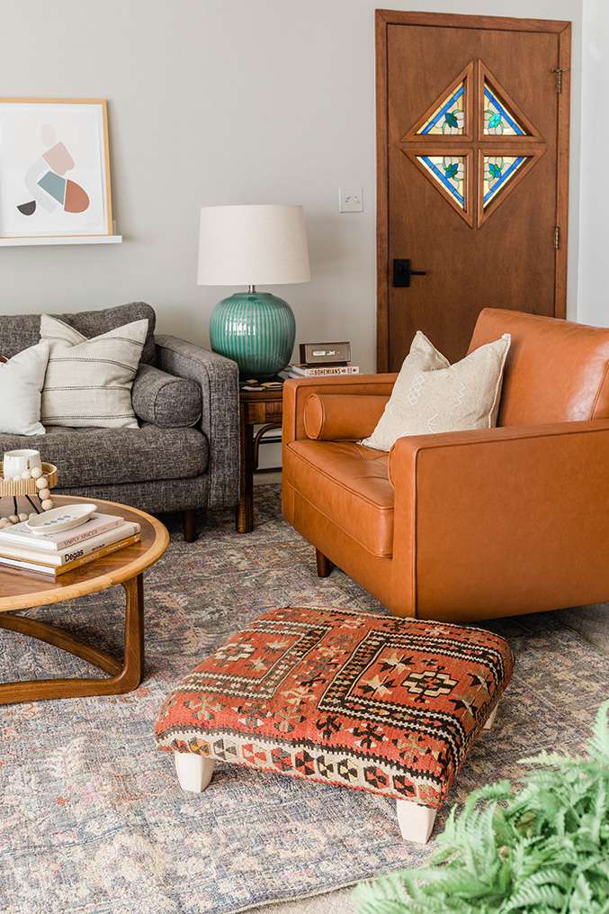 Un ottoman recouvert d'un tapis vintage