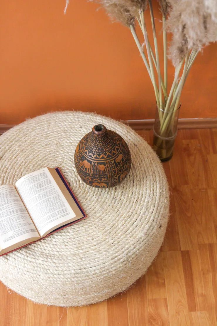 Un pouf fabriqué à partir d'un pneu