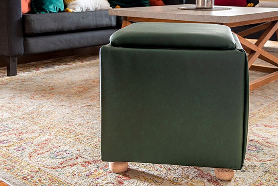 Un pouf de rangement vert