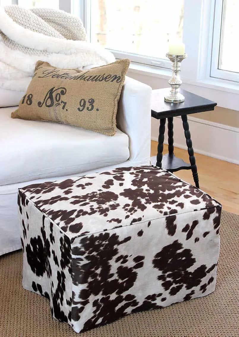 Un ottoman recouvert d'une housse DIY