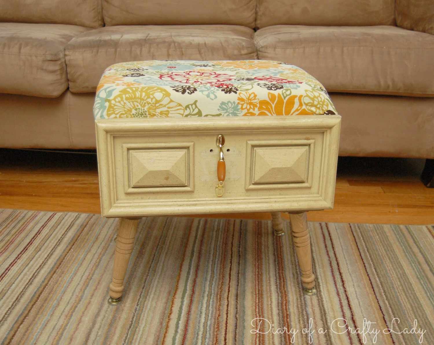 Un pouf fait à partir d'un tiroir