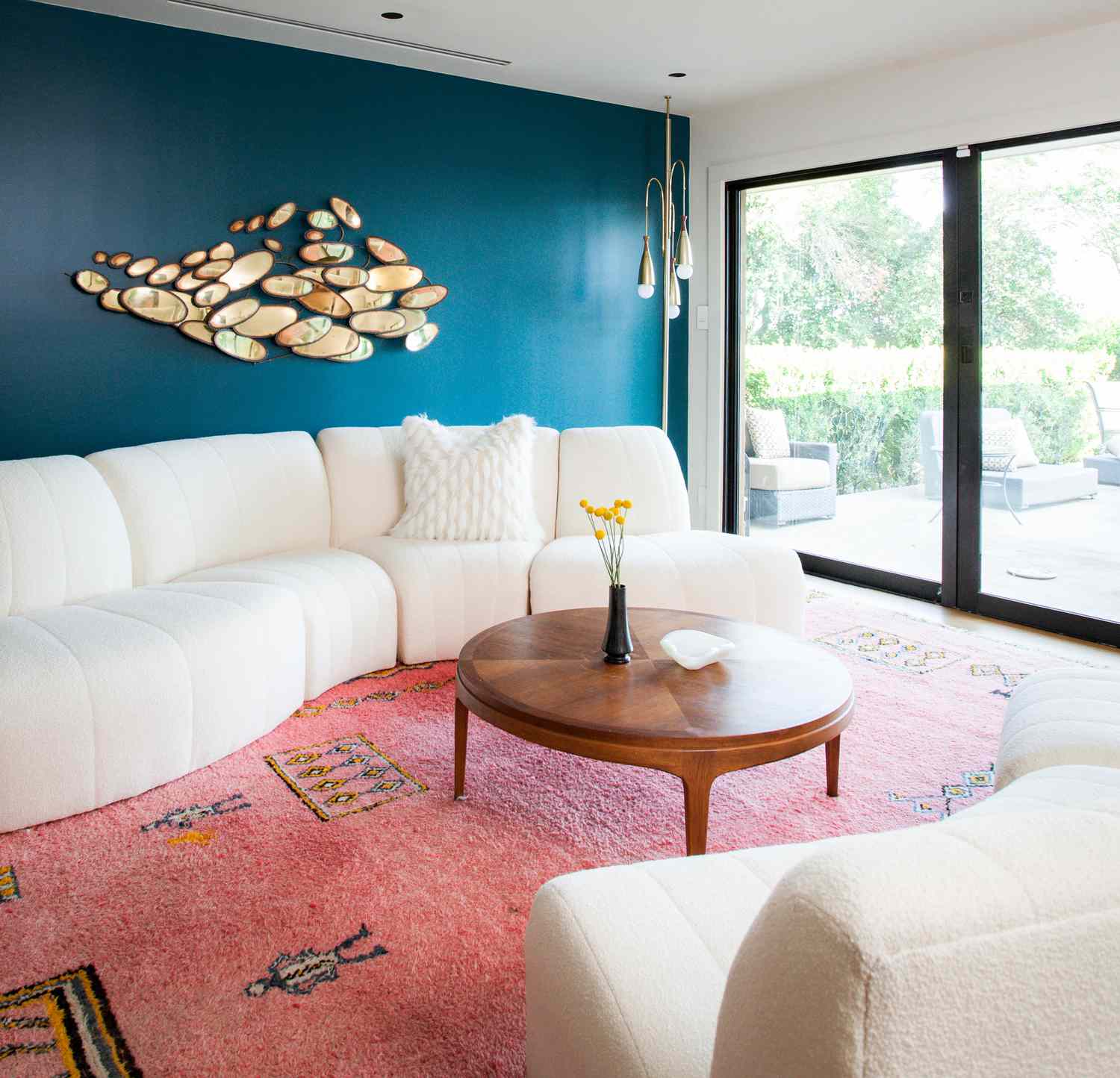 mur bleu du salon moderne du milieu du siècle