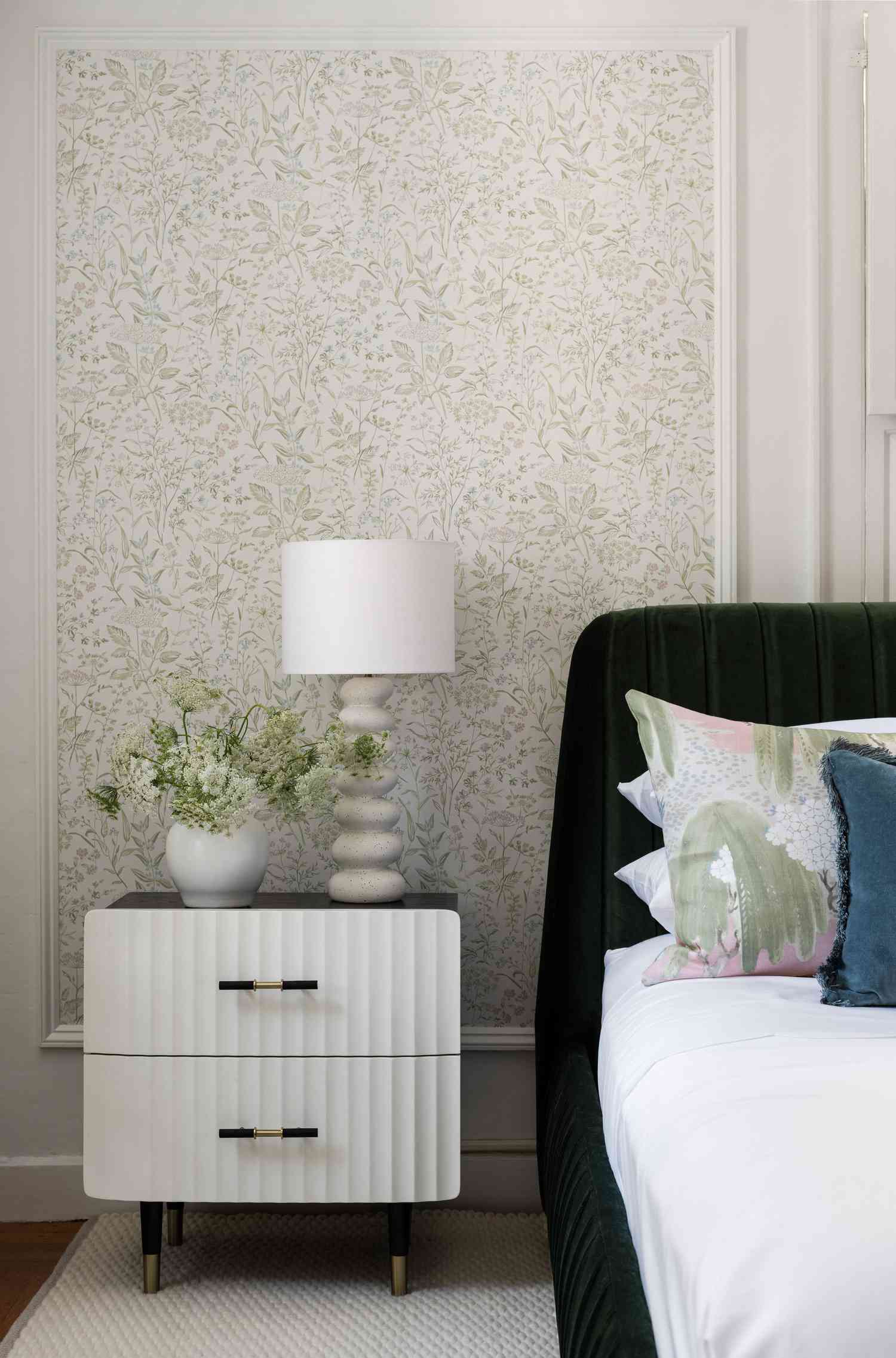 papier peint et coussins floraux verts