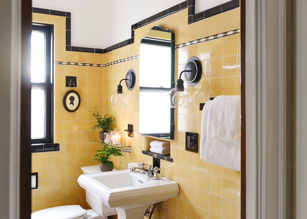 Salle de bain en carrelage vintage jaune pâle et noir 