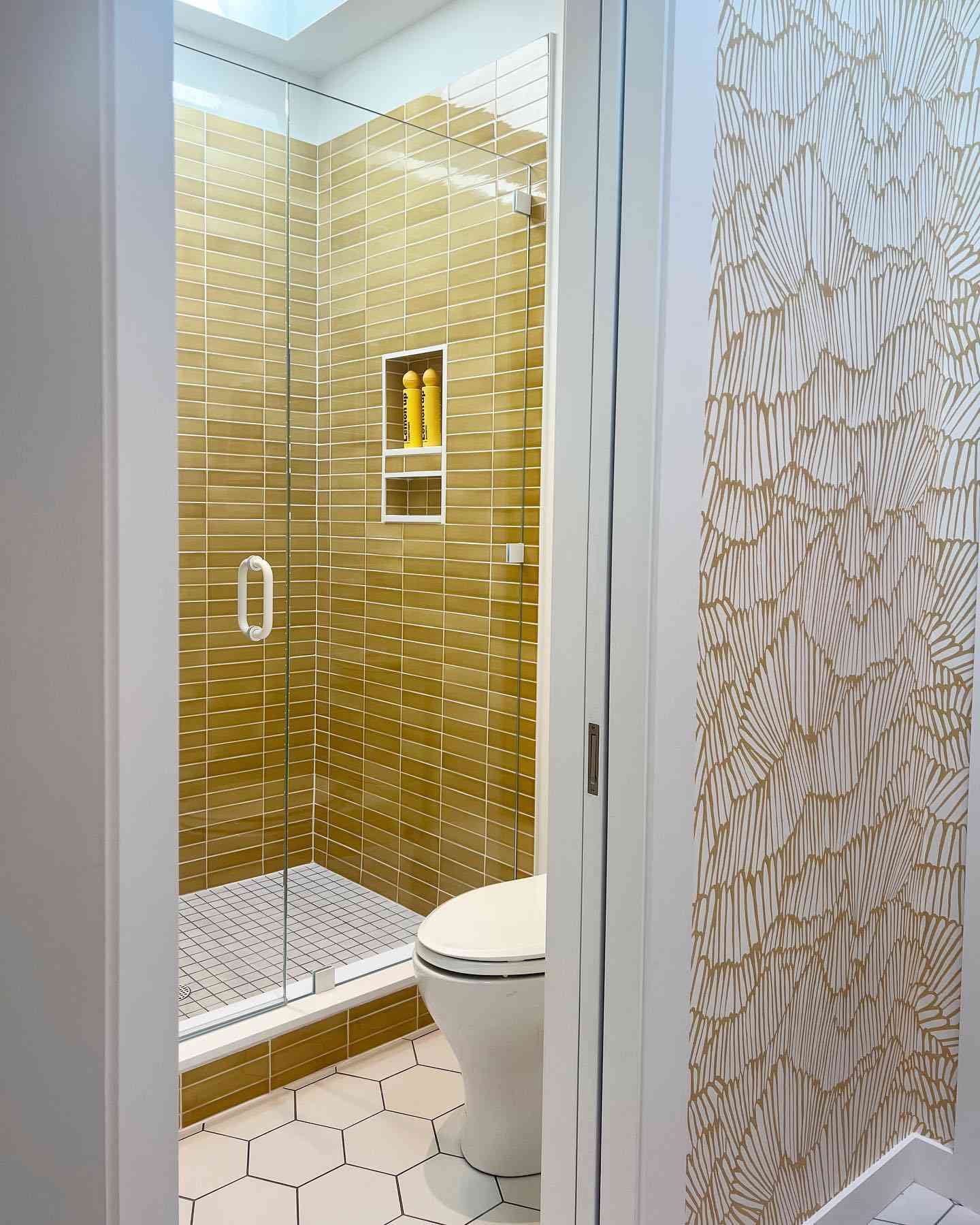 salle de bain avec carrelage jaune