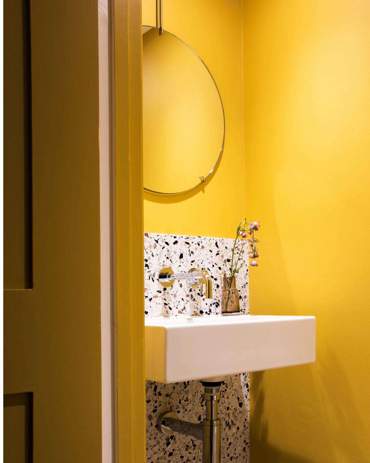 Salle d'eau jaune