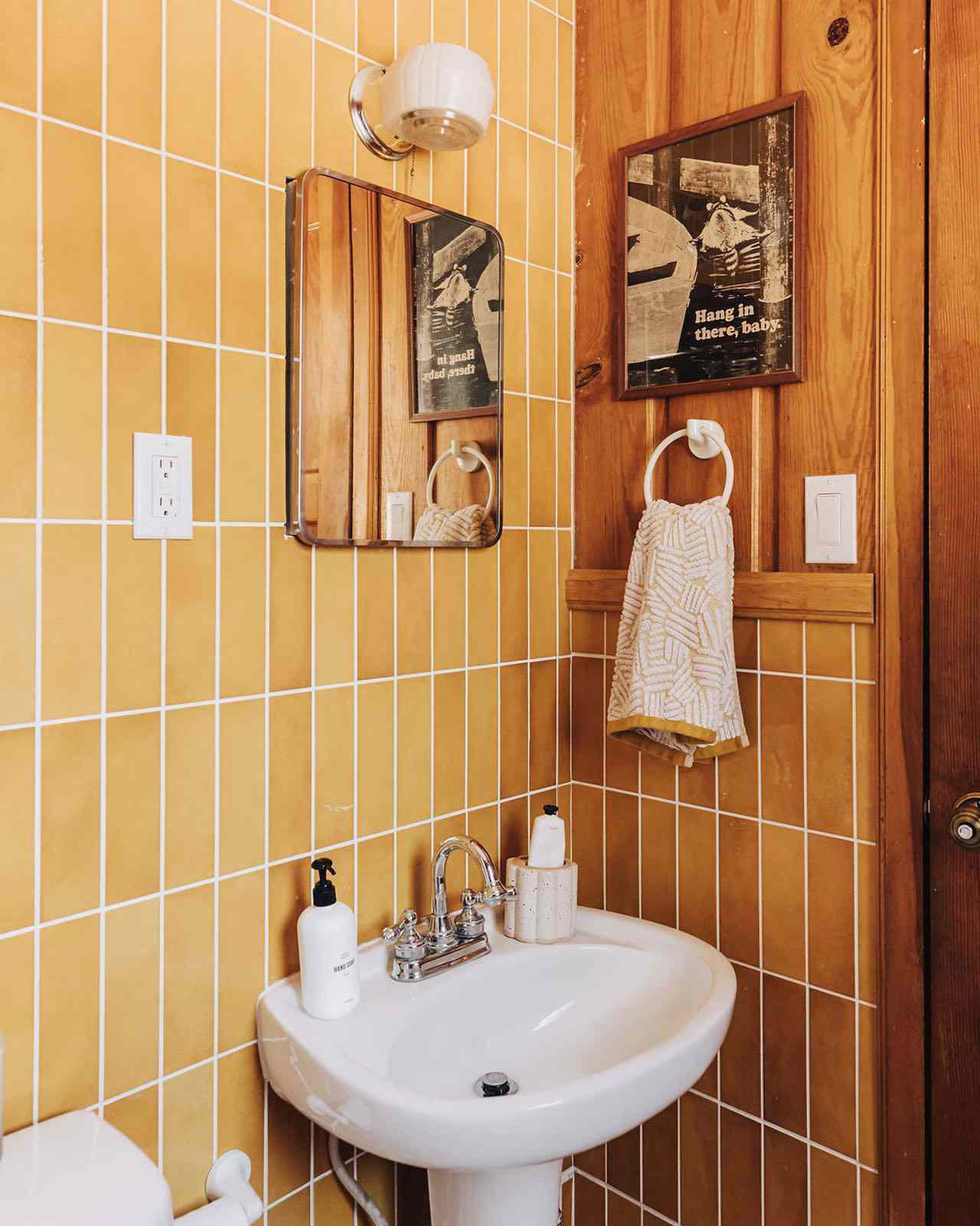 Salle de bain jaune moutarde
