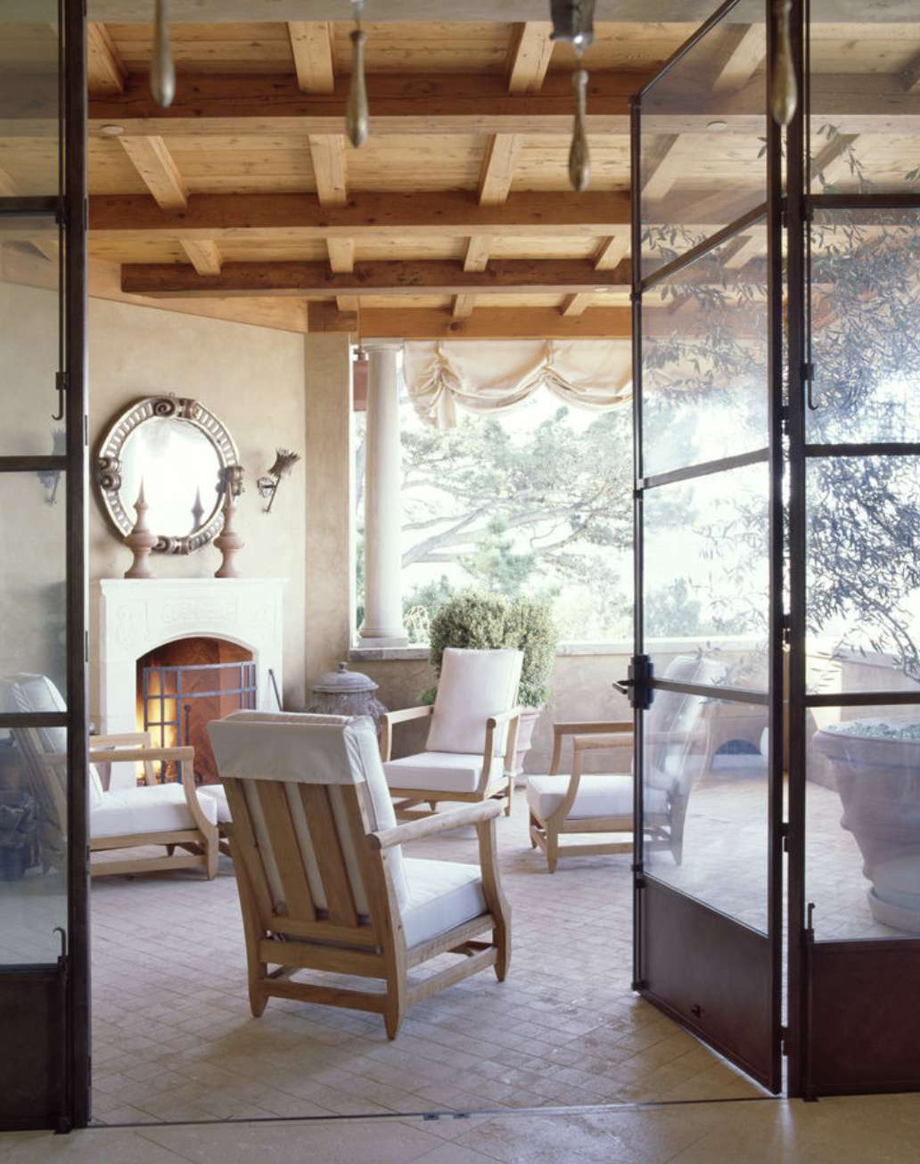 salon ouvert avec portes en verre