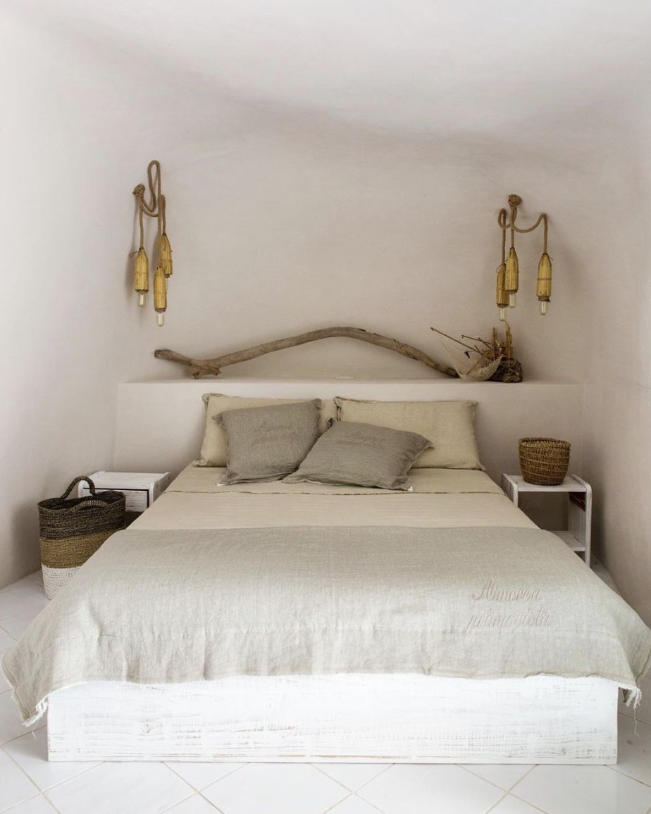 chambre à coucher avec murs en pierre