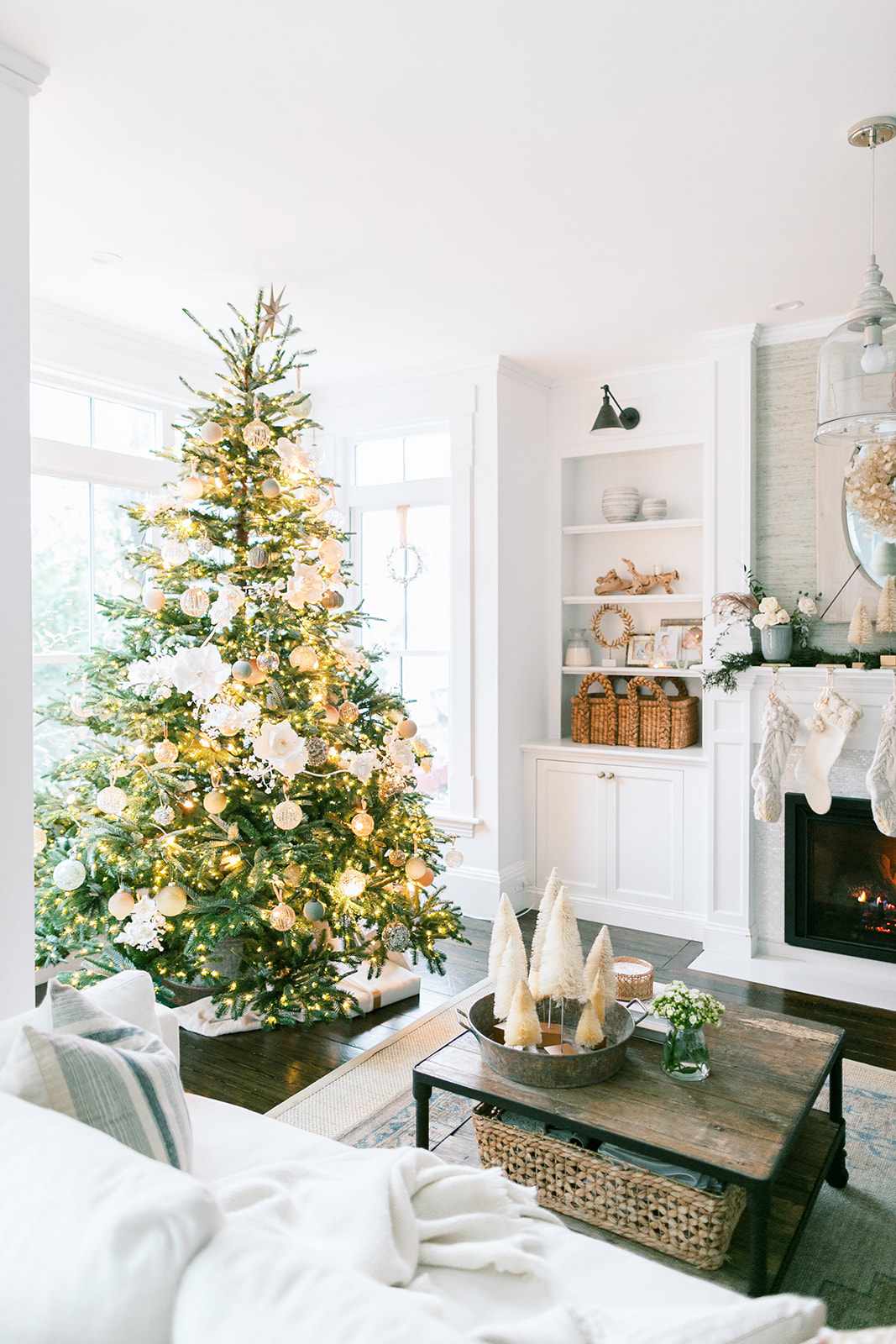 table basse de noël avec arbres en brosse à bouteilles