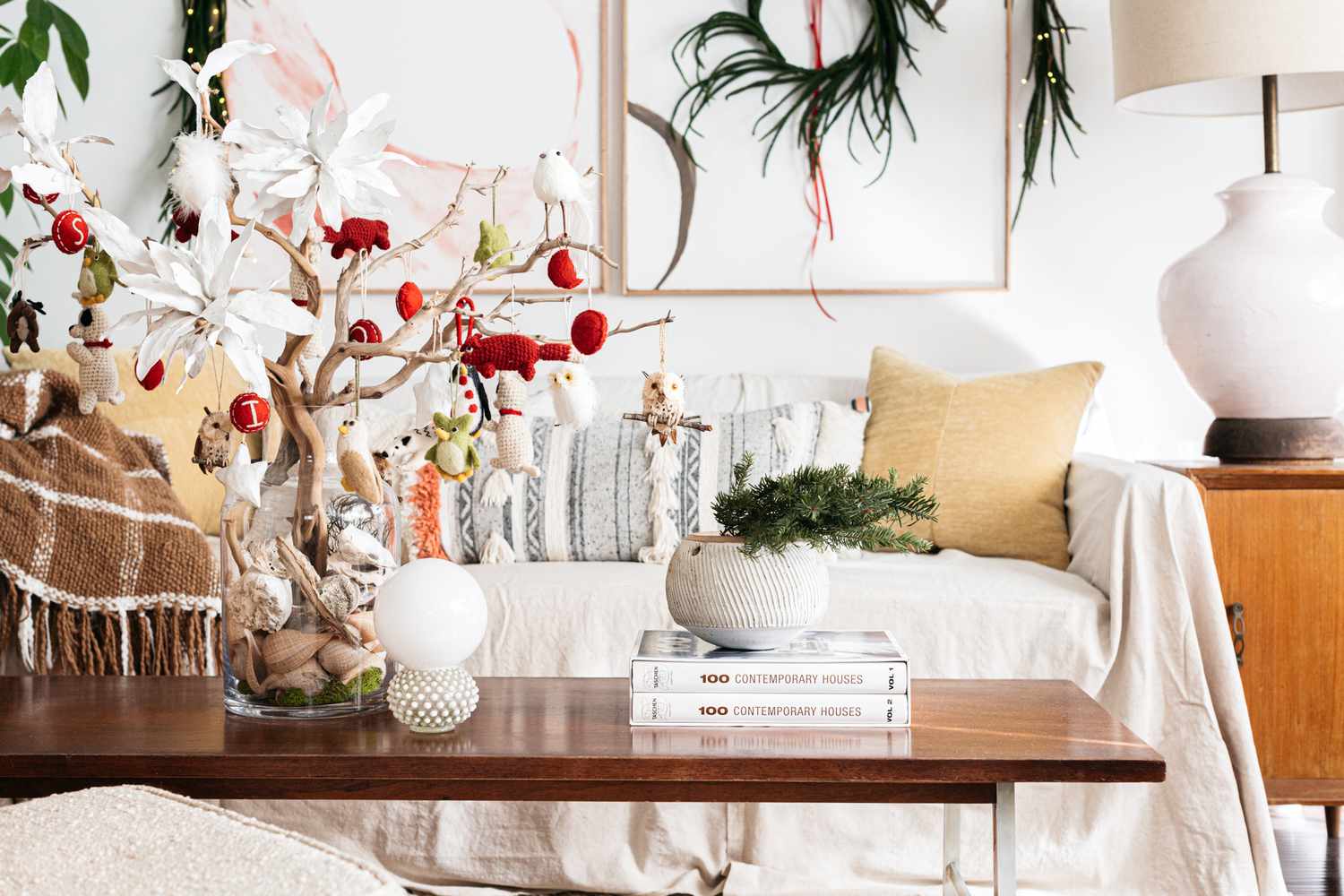 Décorations de Noël naturelles sur une table basse