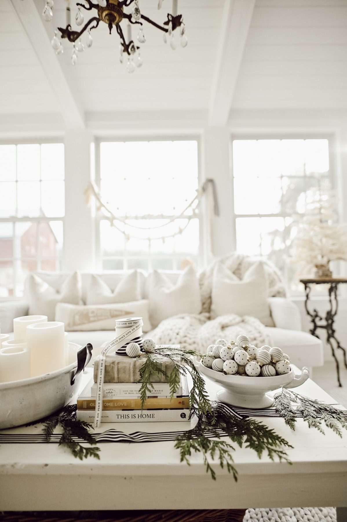 table basse de Noël décorée avec des rubans
