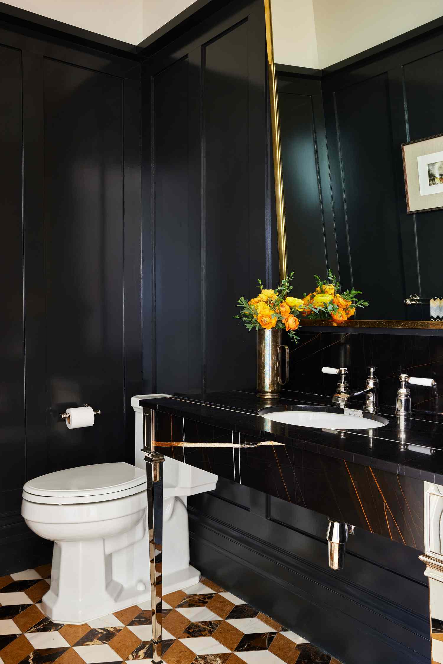 garniture noire dans une salle de bain en poudre