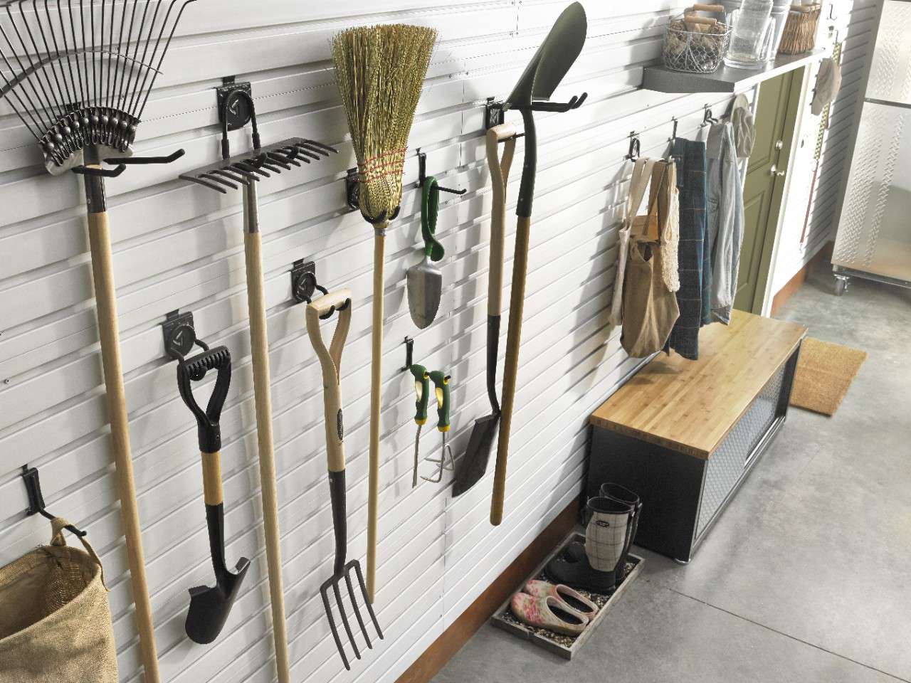 Mur de garage avec pelles, balais et râteaux