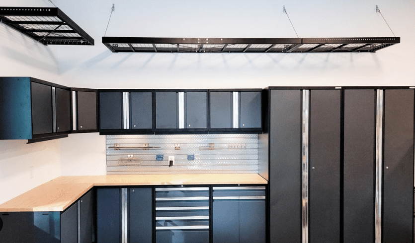 Un mur couvert de caisses d'outils de garage