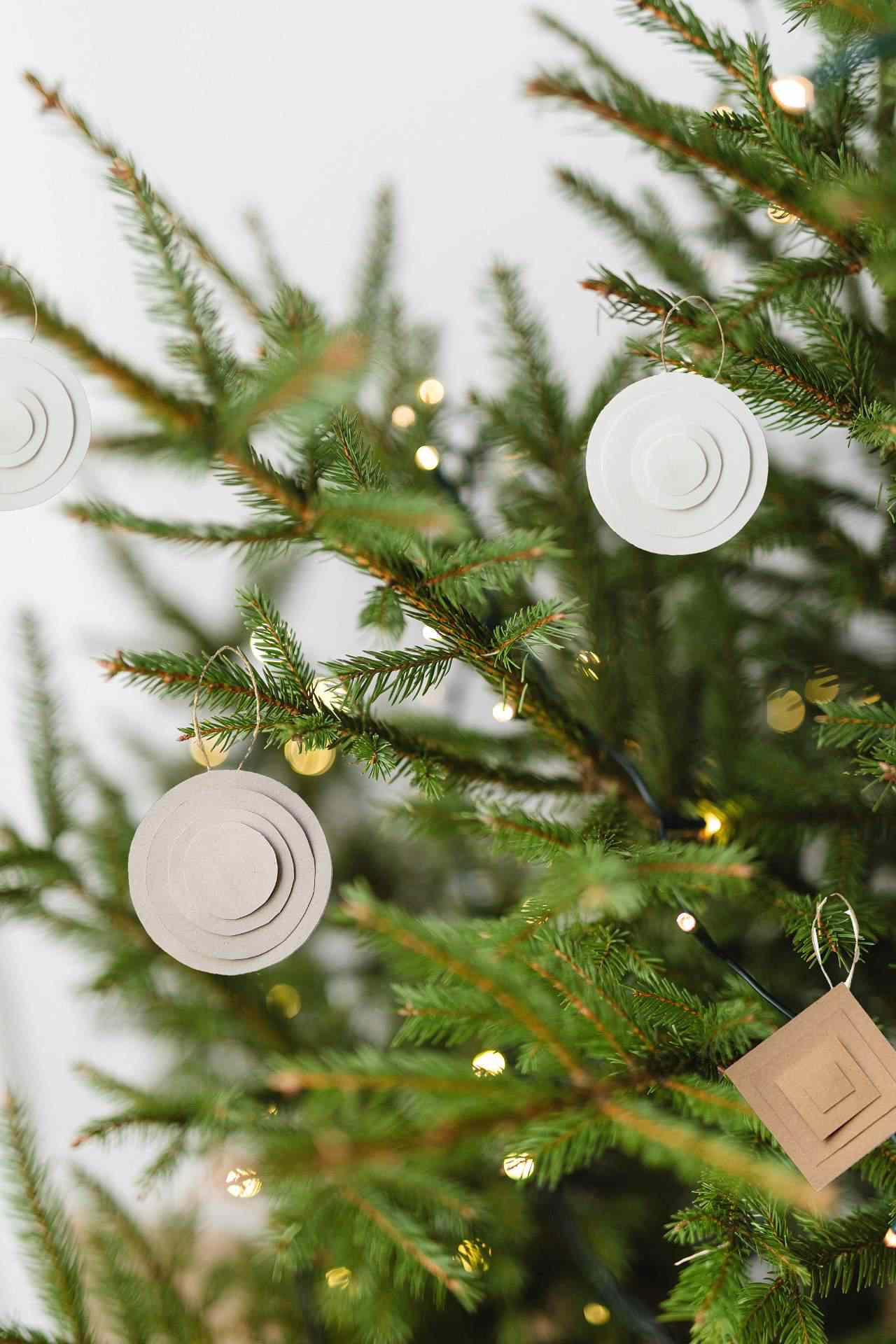 ornements géométriques modernes en papier pour le sapin de Noël