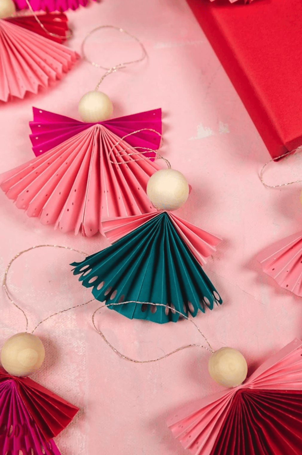 Anges de Noël en papier de style scandinave