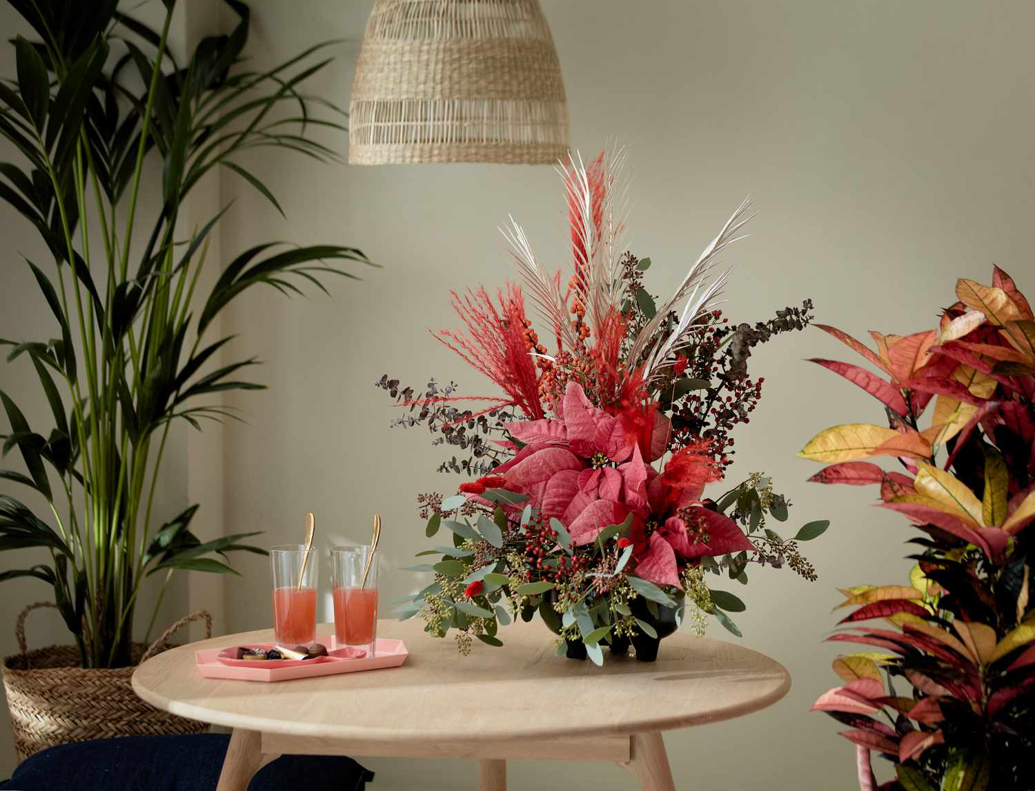 arrangement de poinsettias roses et rouges 