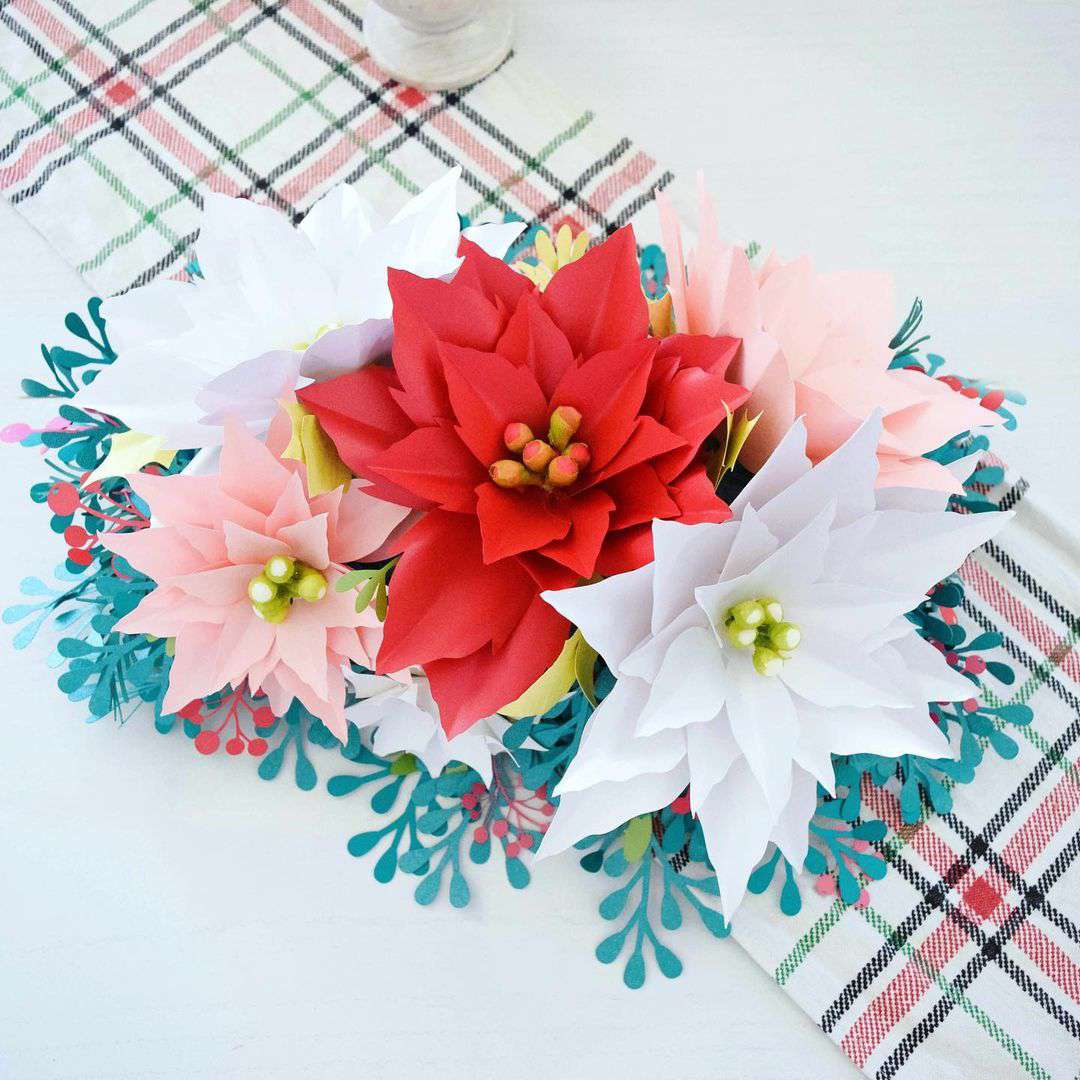 arrangement de poinsettias en papier 