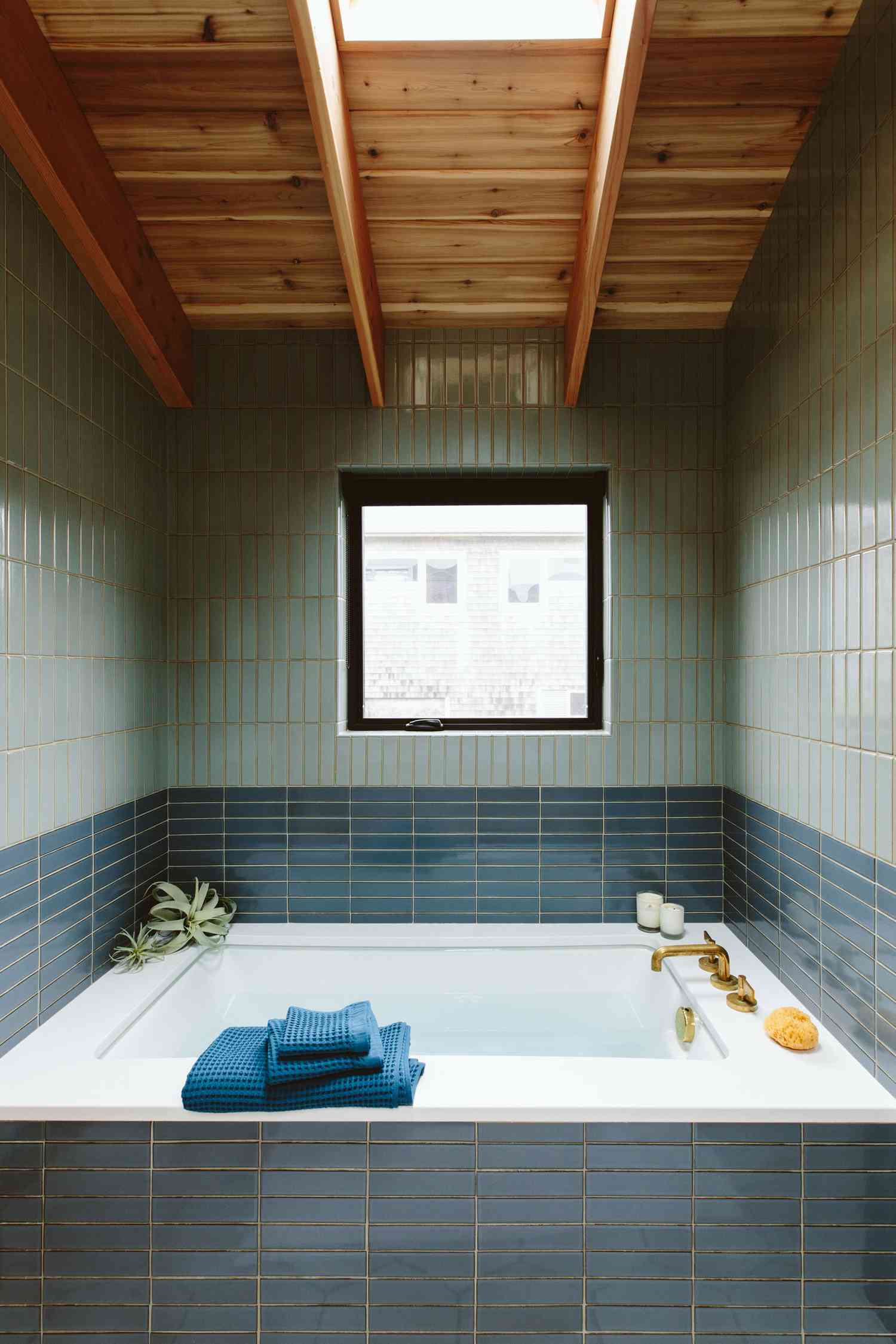 idées de carreaux de niche pour la baignoire