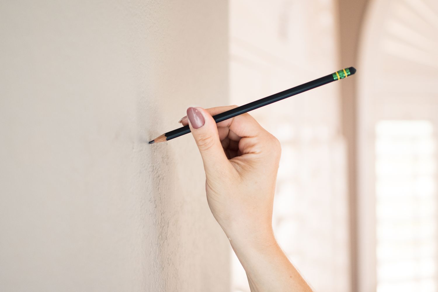 Marquage au crayon de l'emplacement sur le mur pour l'accrochage d'un tableau