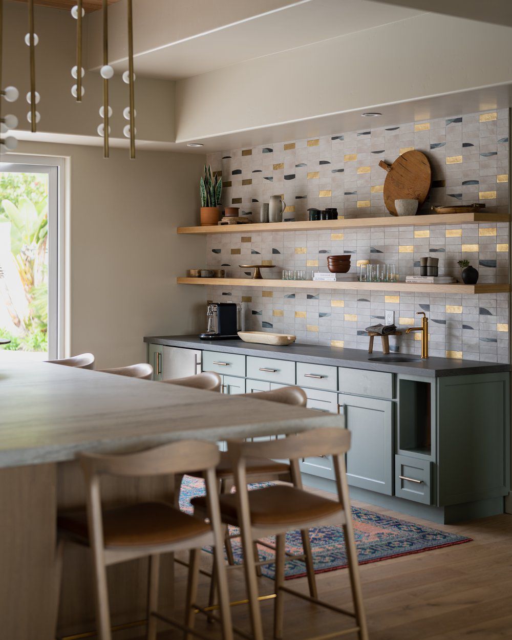 Cuisine beige avec des carreaux dorés dans le dosseret