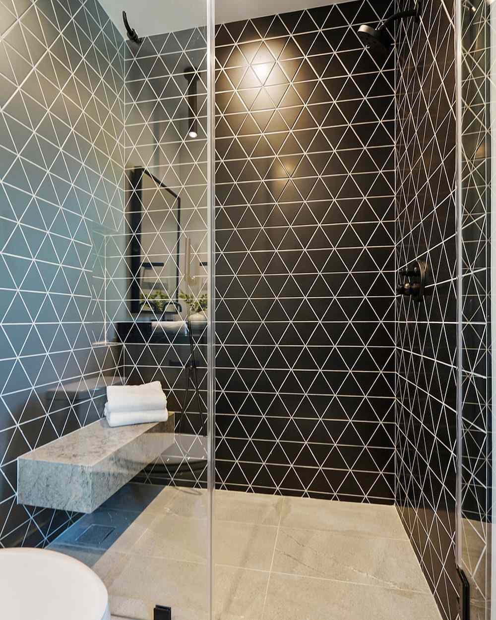 banc de douche noir et gris