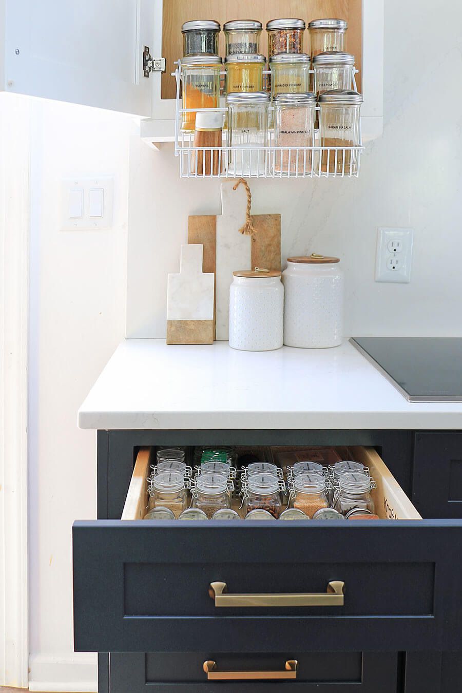 Une étagère à épices DIY à tirer vers le bas