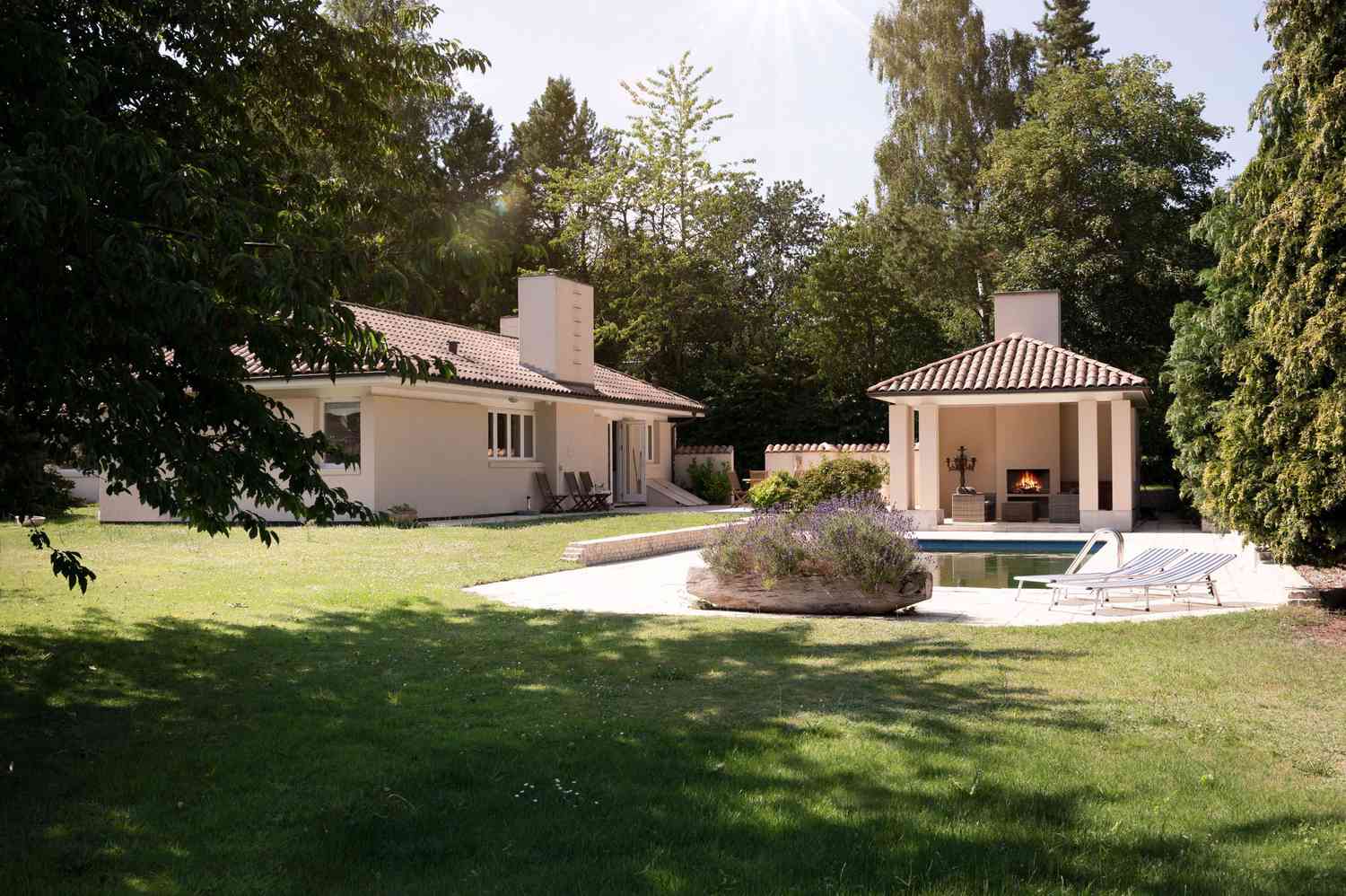 cabane de piscine avec cheminée