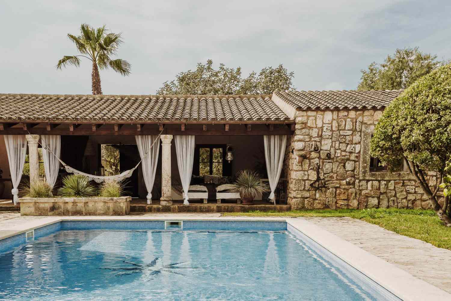 cabane de piscine attenante
