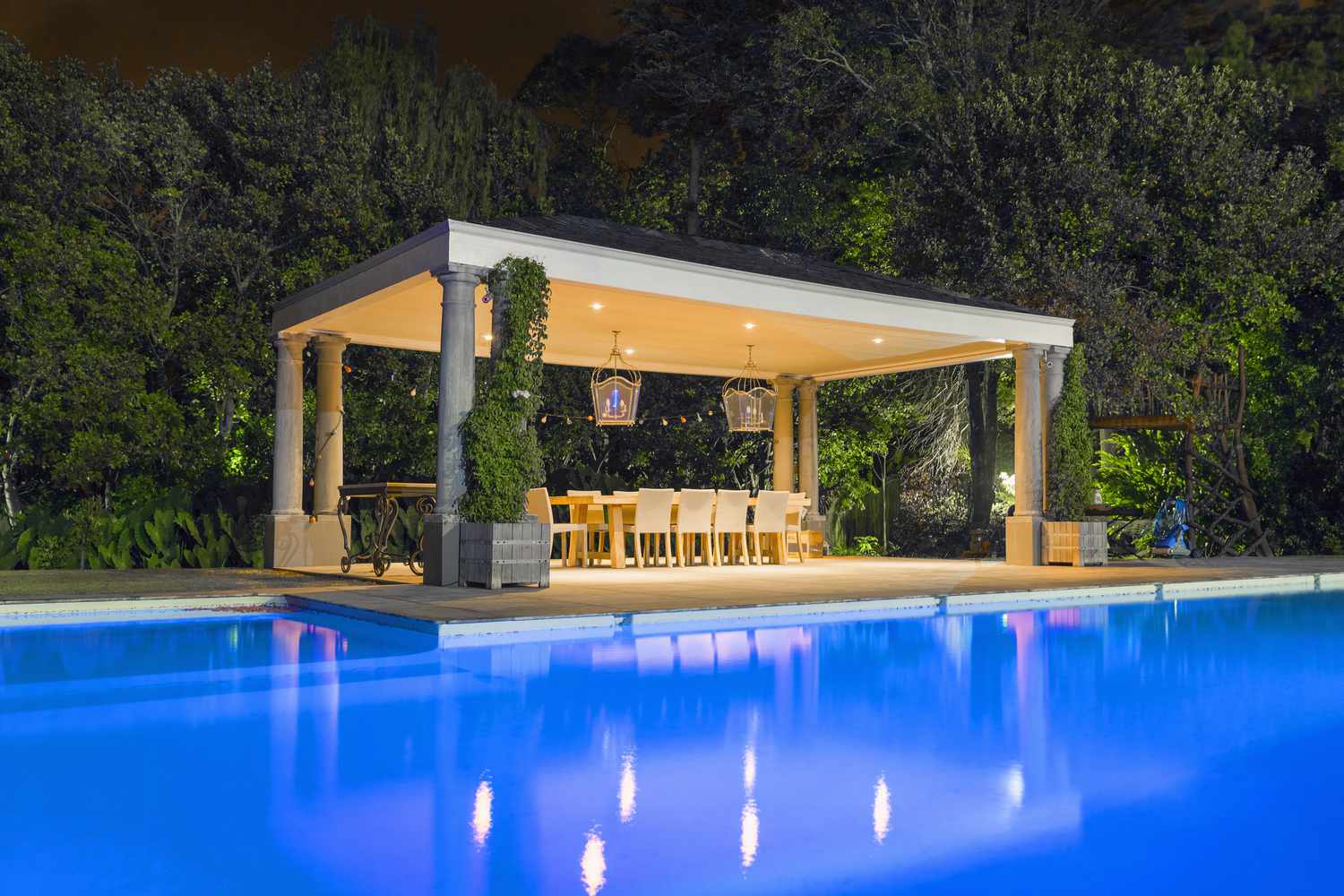 cabane de piscine avec table à manger