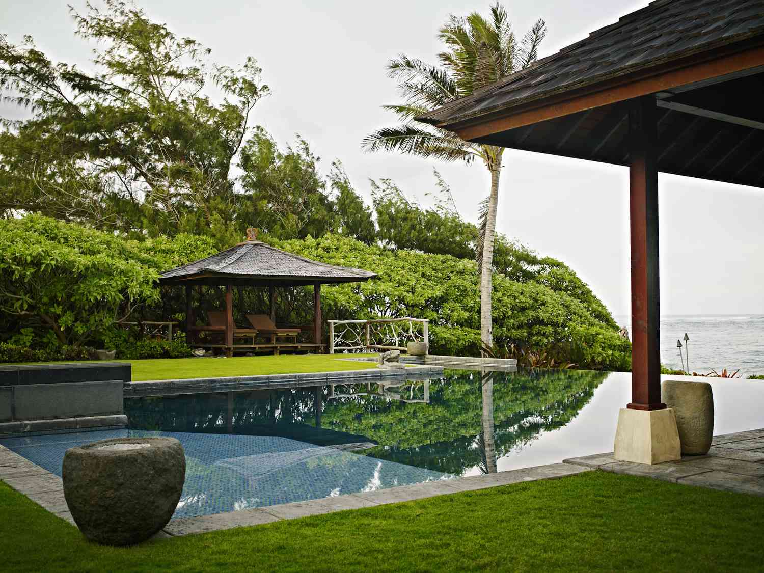 cabane de piscine tropicale