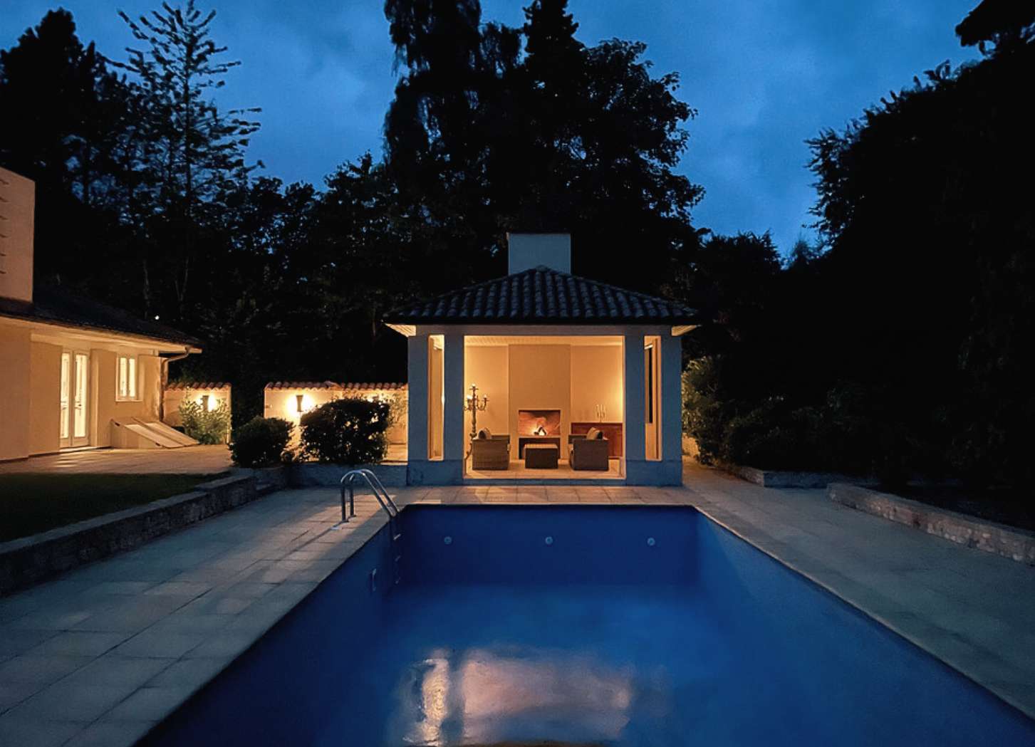 cabane de piscine avec cheminée