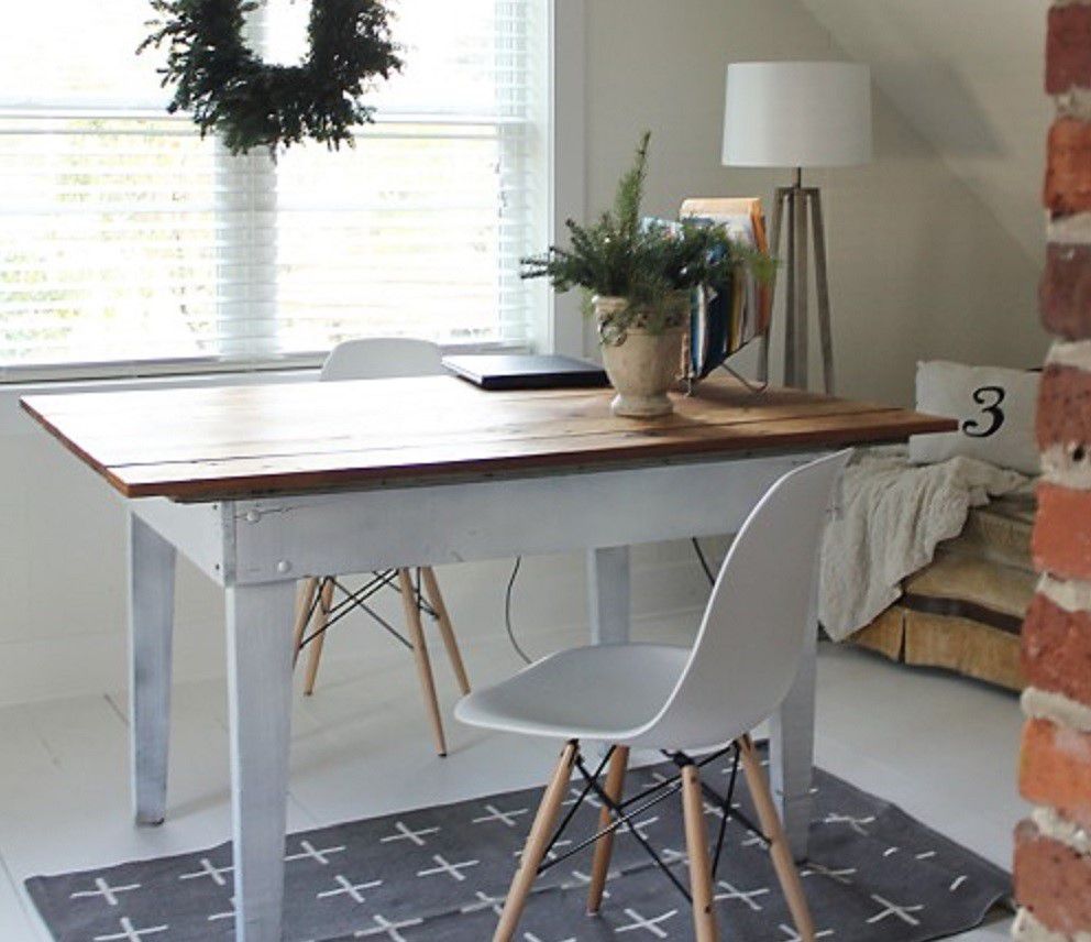 Bureau minimaliste dans un grenier rénové en blanc