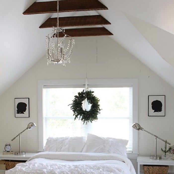 Chambre à coucher minimaliste blanche dans le grenier