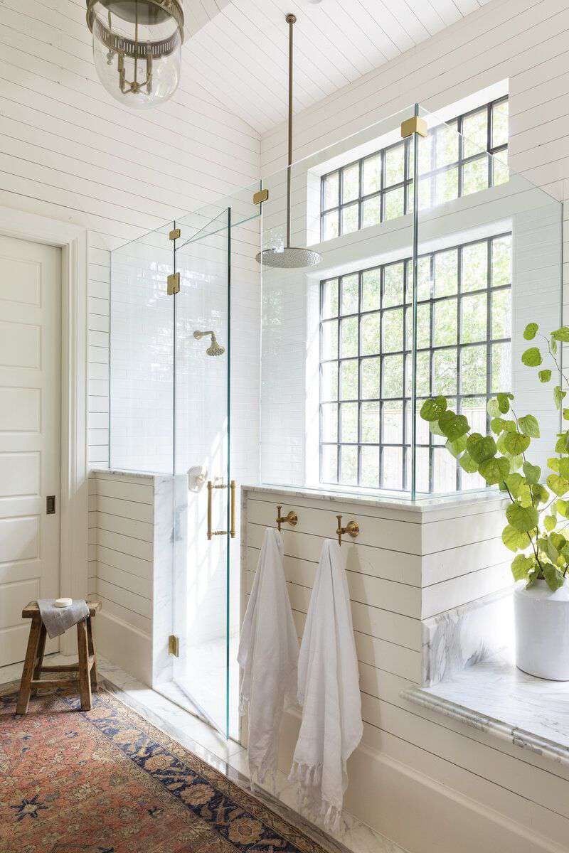 demi-mur de douche en shiplap